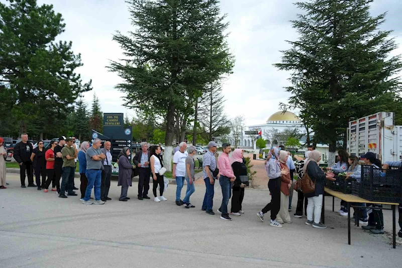 Eskişehir Büyükşehir Belediyesi’nden duygulandıran çiçek jesti
