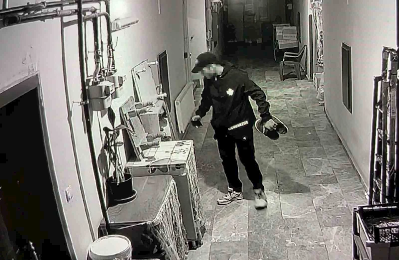 Havluyu kokladı, ayakkabıları seçti, beğendiklerini poşetleyip gitti
