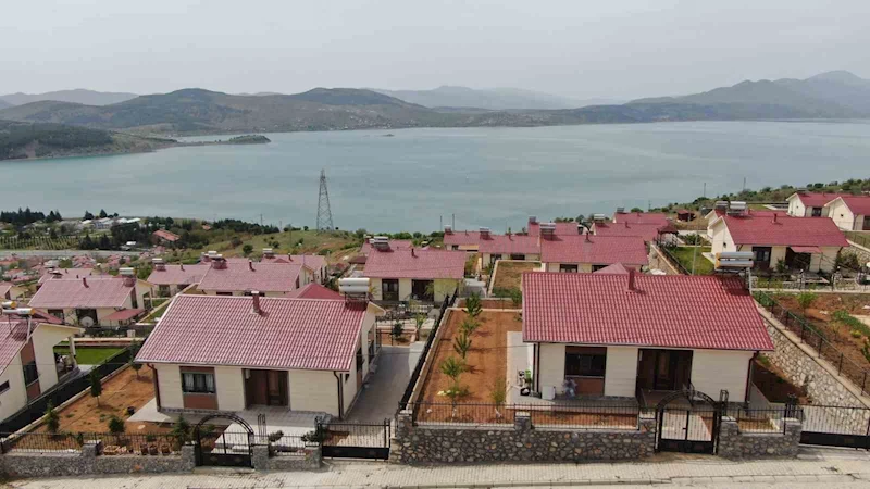 Hem güven hem de huzur veren göl manzaralı deprem konutları
