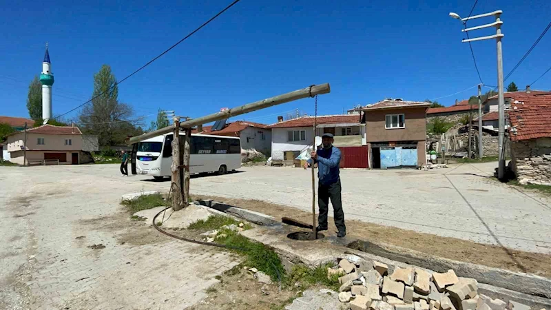 Köylü 100 yıldır su ihtiyacını bu kuyudan karşılıyor
