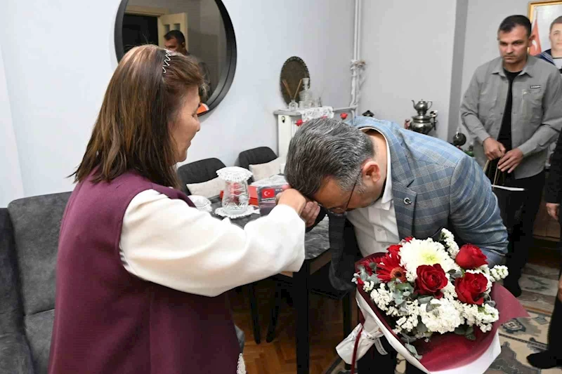 Vali Aksoy’dan Anneler Günü’nde şehit annesine ziyaret
