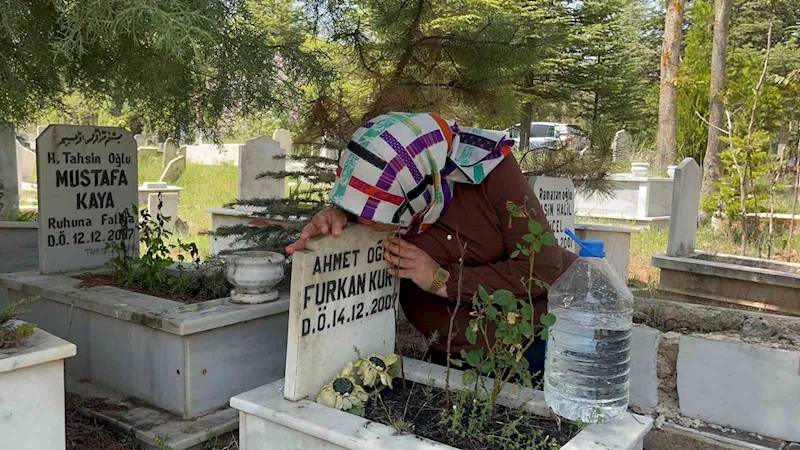 Anneler Günü’nü bebeğinin mezar taşını öperek geçirdi
