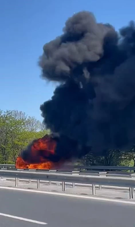TEM Otoyolu’nda bir otomobil alev alev yandı
