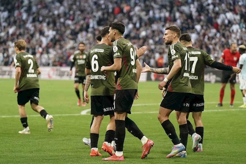 Trendyol Süper Lig: Beşiktaş: 2 - Adana Demirspor: 1 (İlk yarı)
