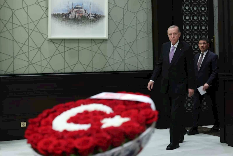 MHP Lideri Bahçeli’den Kabine’ye Türk bayraklı çiçek
