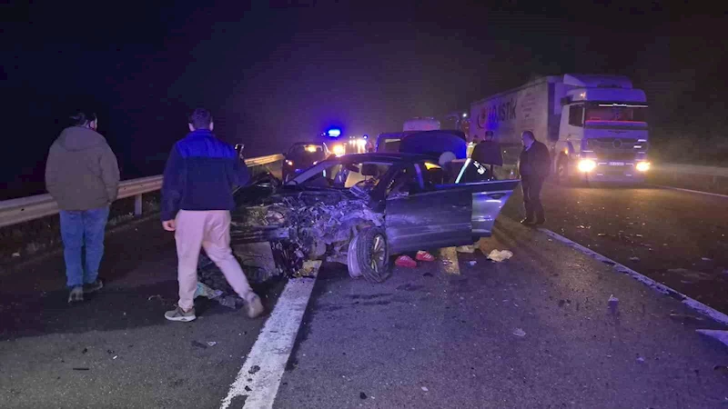 Otoyolda önce refüje sonra bariyerlere çarpan otomobil hurdaya döndü: 4 yaralı
