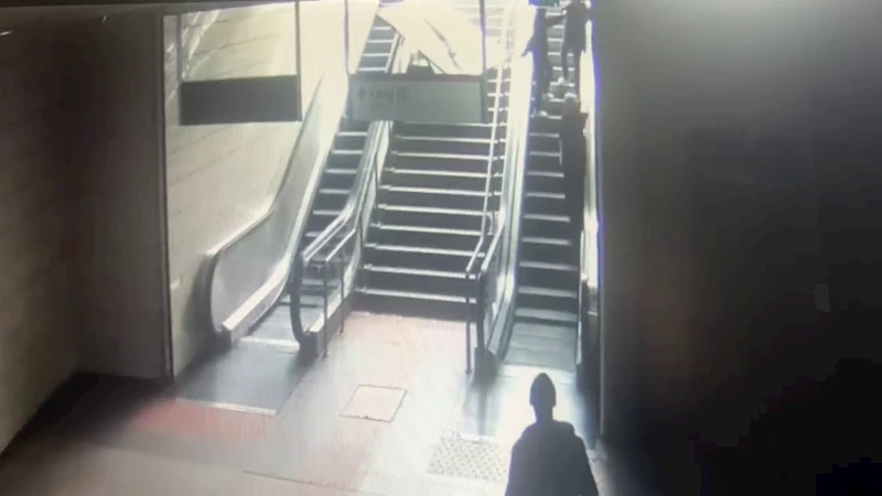 Maltepe metro istasyonunda reklam panosu kadının üzerine böyle düştü
