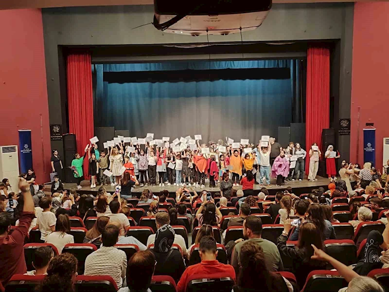 Büyükşehir Belediyesi’nin Drama Atölyesi’ndeki minikler hünerlerini sergiledi
