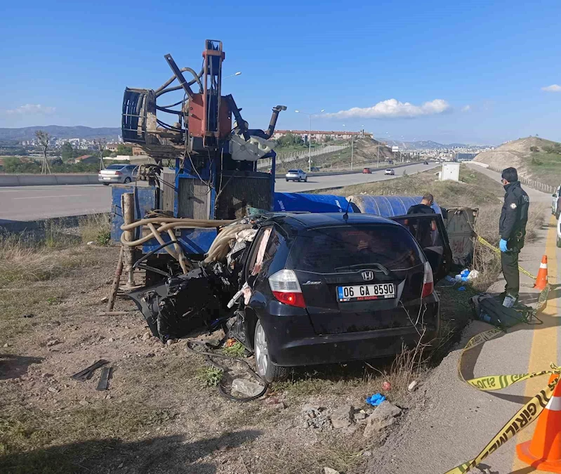 Kontrolden çıkan otomobil sondaj makinesine çarptı: Anne ve oğlu hayatını kaybetti
