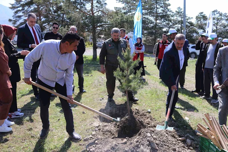 Üzümlü’de fidanlar toprakla buluştu
