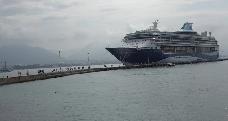 Bin 795 yolcu ve 729 mürettebatı bulunan kruvaziyer Alanya Limanı’na demir attı
