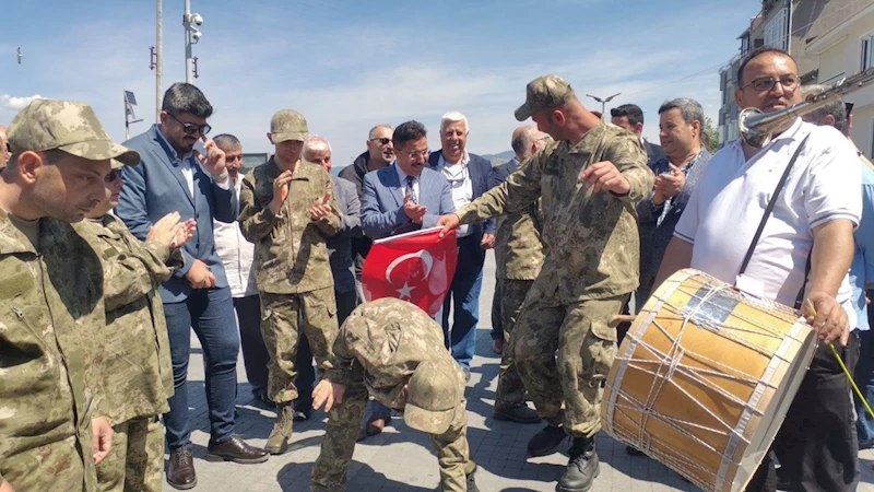 Gemlik’te başlayan askerlik Mudanya’da eğlenceyle sona erdi

