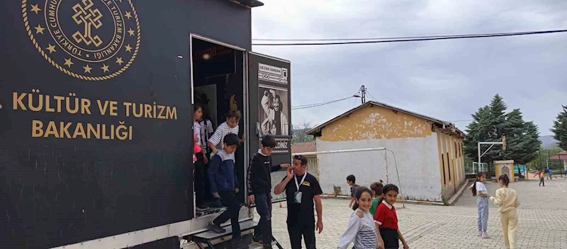 Gezen Sinema Tırı Baskil’de çocuklarla buluştu

