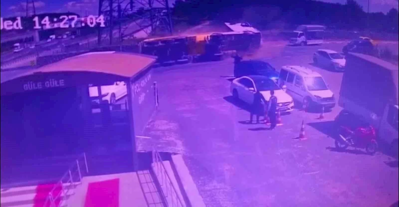 Sultanbeyli’de virajı dönemeyen hafriyat kamyonu otomobilin üzerine devrildi
