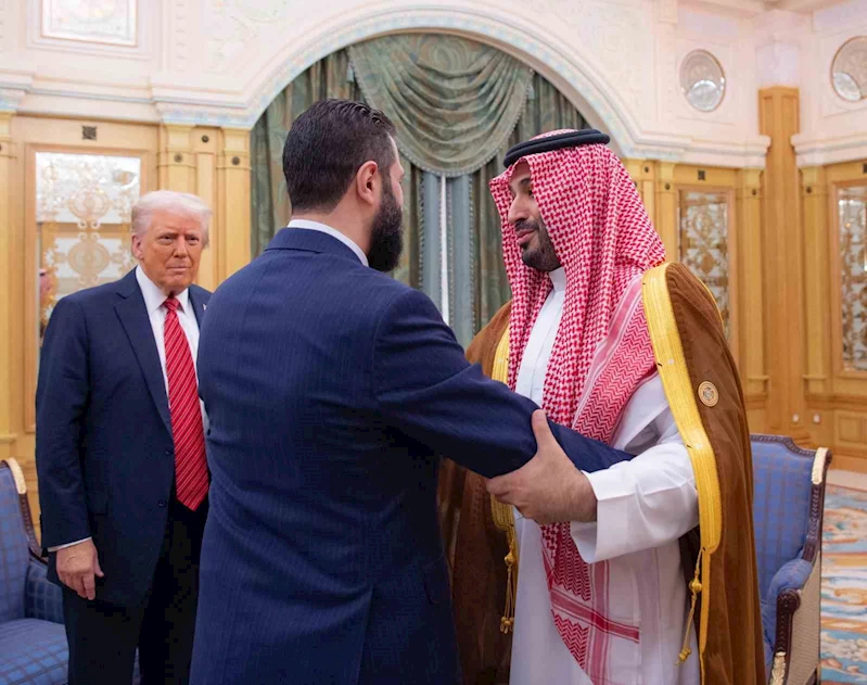 ABD Başkanı Donald Trump ile Suriye Devlet Başkanı Ahmed eş-Şara’nın Riyad’daki görüşmesi başladı.
