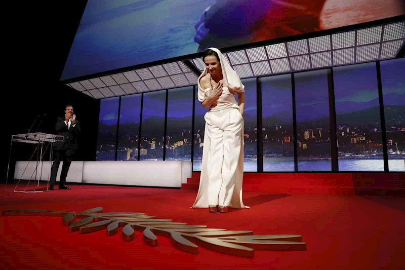 Fransız film yıldızı Binoche, Cannes Film Festivali açılışında Filistinli gazeteci Hassona’yı andı
