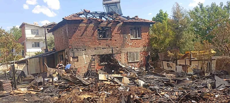Tutuşan perde onca yıllık emeklerini küle çevirdi

