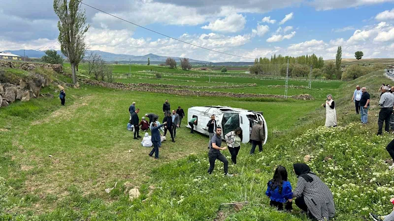 Kayseri’de öğrenci servisi devrildi: 15 öğrenci yaralı
