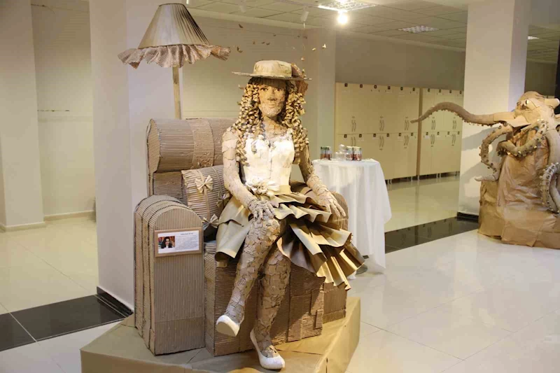 Atık kartonlardan sanat eseri: Üniversitelilerden ilgi çeken sergi
