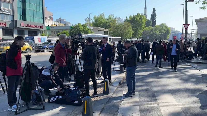 Dolmabahçe’de Ukrayna-Rusya heyeti arasındaki görüşmeye basından yoğun ilgi
