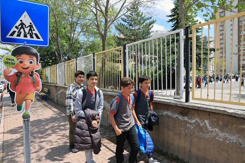Talas’ta okul geçitlerine öğrenci güvenliği için sevimli uyarıcılar
