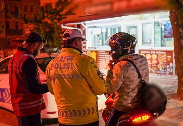 Isparta’da 2,5 saatte 246 şahıs ile 131 araç sürücüsü kontrol edildi
