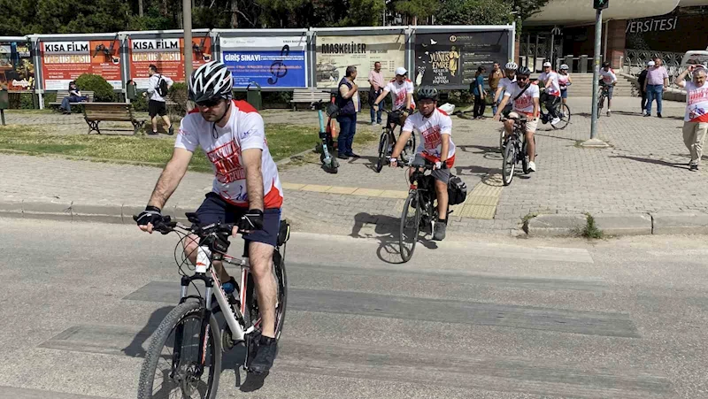 Bisikletleriyle Eskişehir’den Ankara’ya doğru pedal çevirdiler
