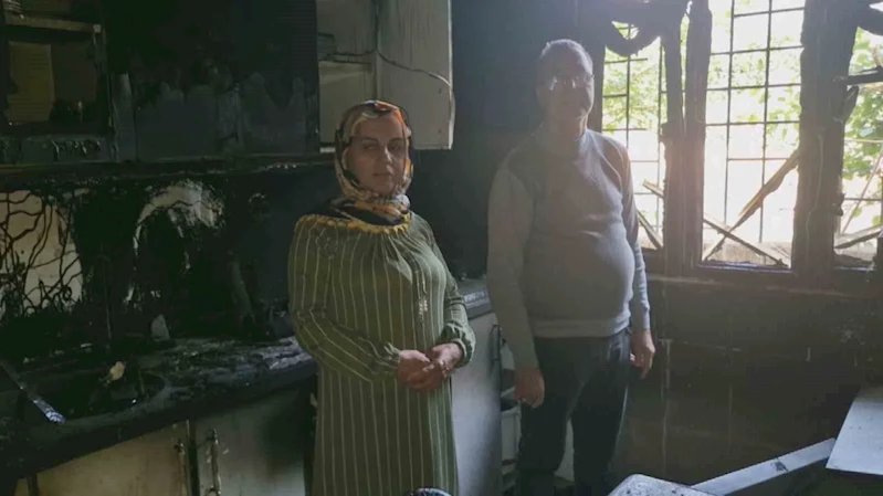 Yıldırım isabet eden ev küle döndü, dumandan etkilenen karı koca hastanelik oldu
