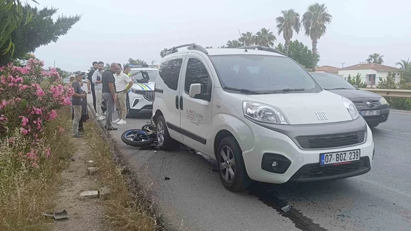 Antalya’da emniyet şeridinde duran araca motosiklet çarptı: 1 ağır yaralı
