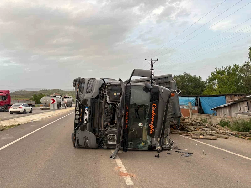Kastamonu’da odun yüklü tır devrildi, sürücü yaralandı

