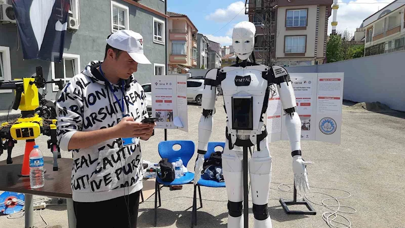Lise öğrencilerinin tasarladıkları insansı robot ve köpek ilgi çekti
