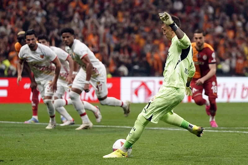 Fernando Muslera’dan penaltıdan gol
