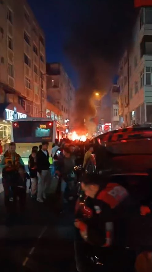 Küçükçekmece’de havai fişekli kutlamada yangın çıktı, araç küle döndü
