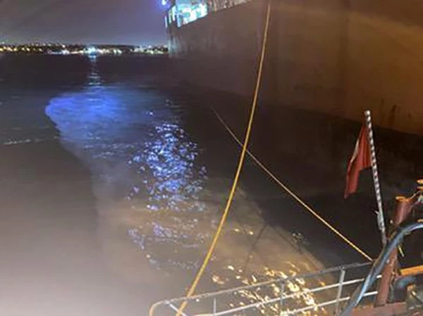 Küçükçekmece’de gemiden sızan madde endişeye neden oldu
