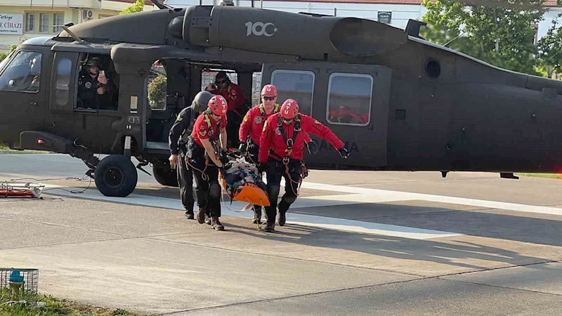 Fethiye’de paraşütle kayalıklara düşen turist askeri helikopterle kurtarıldı
