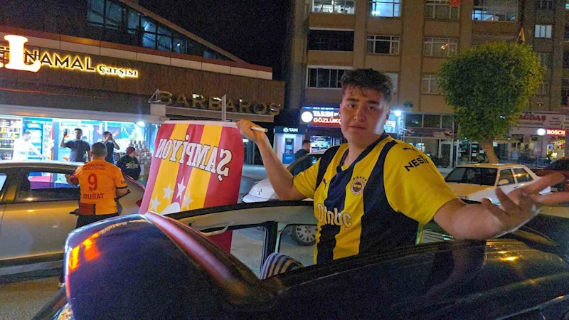 Fenerbahçe forması ile Galatasaray’ın şampiyonluğunu kutladılar
