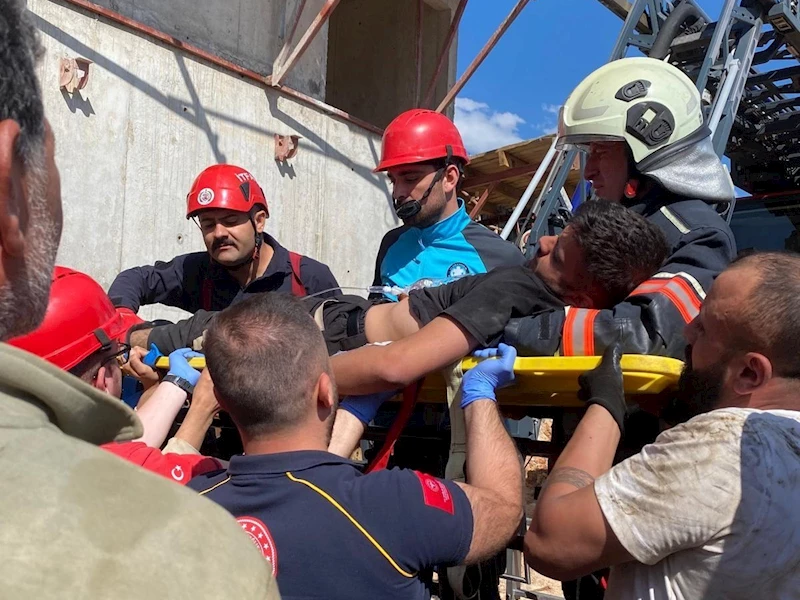 Vinçte fenalaşan operatör itfaiye erleri tarafından indirilerek hastaneye kaldırıldı
