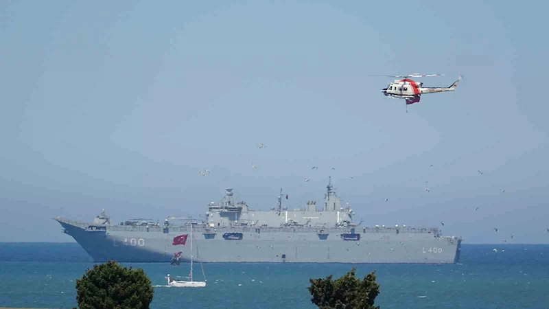 Balıkçı teknelerinden tören geçişi: TCG Anadolu ve kortej aynı karede
