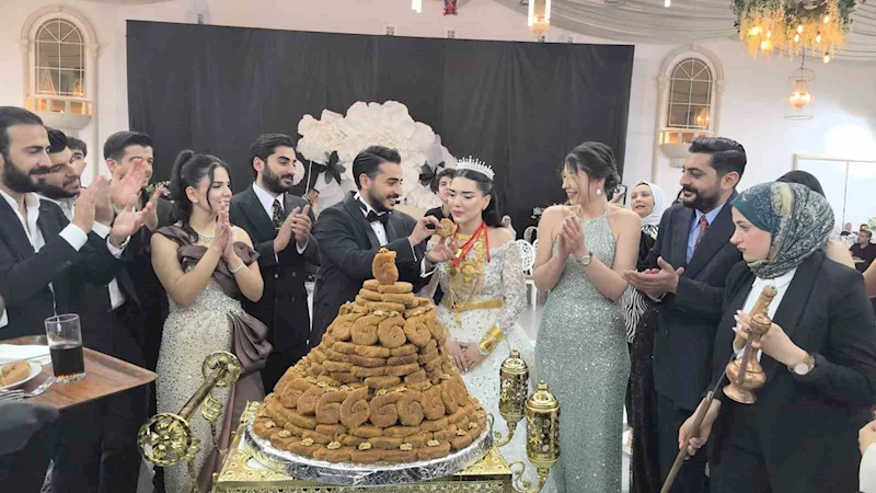 Diyarbakır’da düğün pastası yerine 21 kattan oluşan tescilli burma kadayıf tercih edildi
