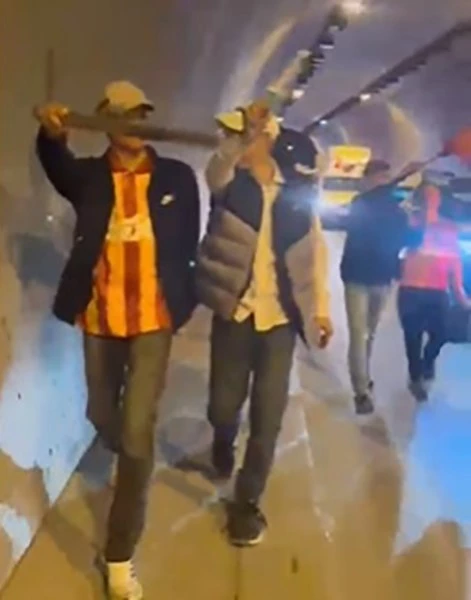 Şampiyonluk kutlamasına döner bıçaklarıyla katıldılar
