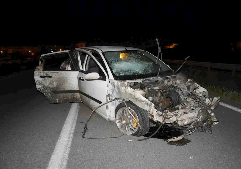 Bariyerlere çarpan araçtan fırladı: Kimliği belirsiz kişi olay yerinde can verdi
