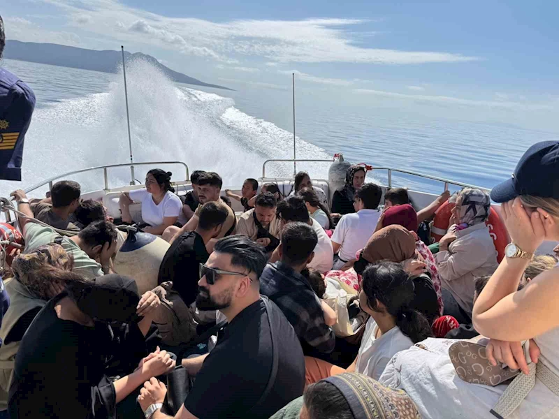 Yelkenlide 95 düzensiz göçmen yakalandı
