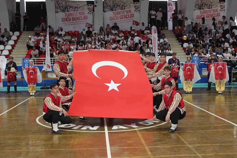 Gençlerin gösterileri ayakta alkışlandı
