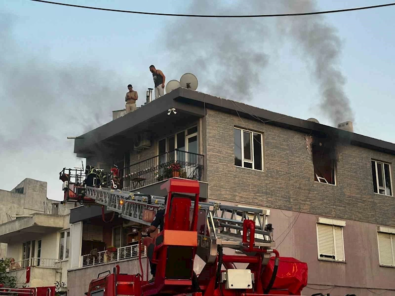 Milas’ta vatandaşlar yangında çatıya çıkarak kurtuldular
