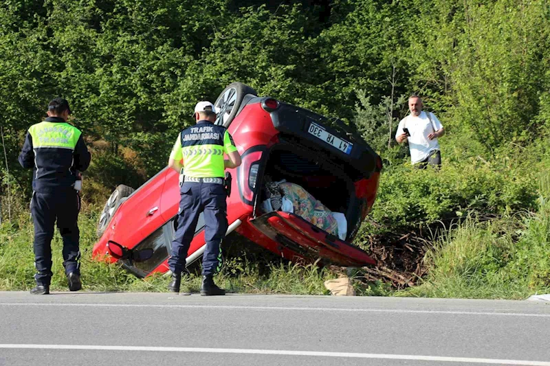 Takla atan otomobildeki aile ölümden döndü: 1’i bebek 4 yaralı
