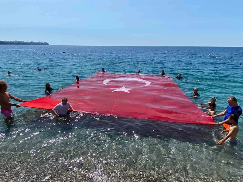 19 Mayıs’ı denizde dev Türk bayrağı açarak kutladılar
