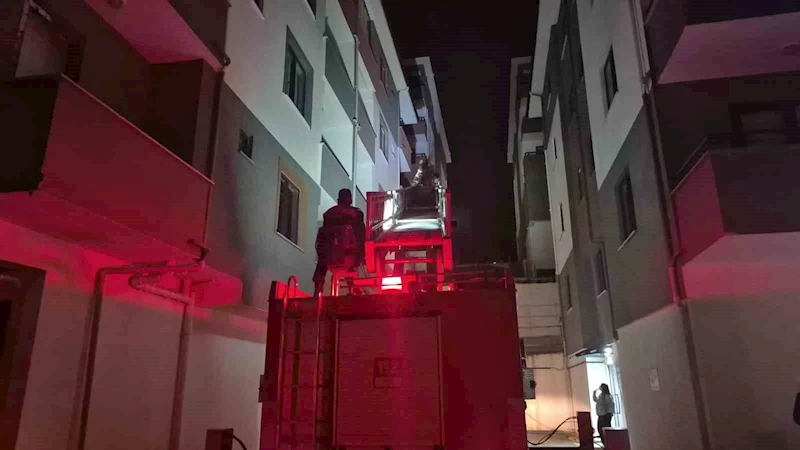 Evde uyuyakalan çocuk mahalleyi ayağa kaldırdı
