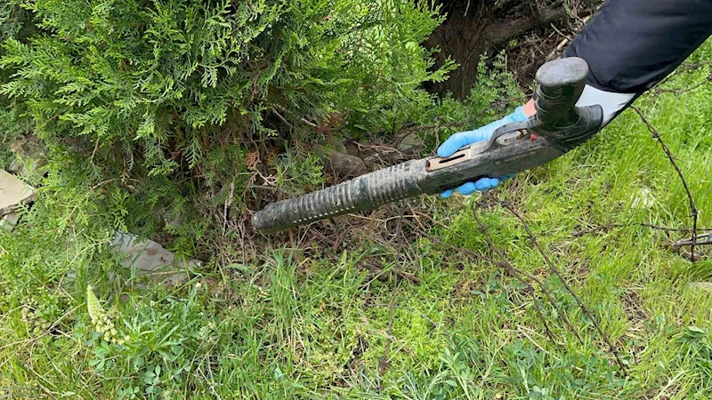 Çalılar budanınca ortaya çıkan pompalı tüfeği polis muhafaza altına aldı
