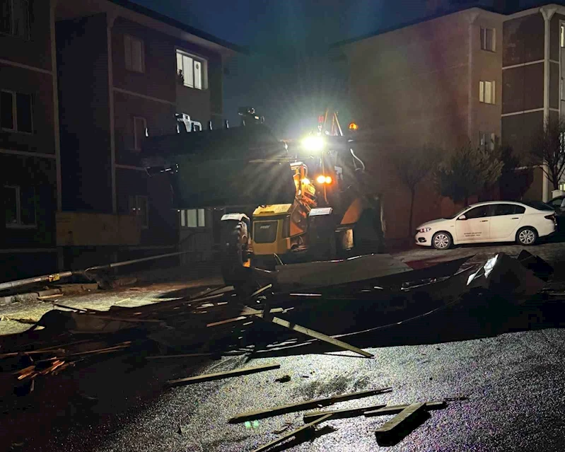 Etrafa dağılan çatı parçaları yoldan kaldırıldı
