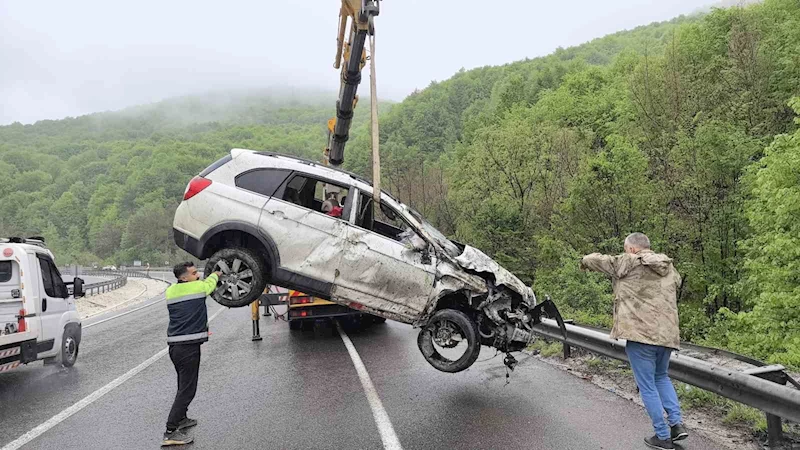 Kontrolden çıkan araç ormana uçtu: 1 ölü, 3 yaralı
